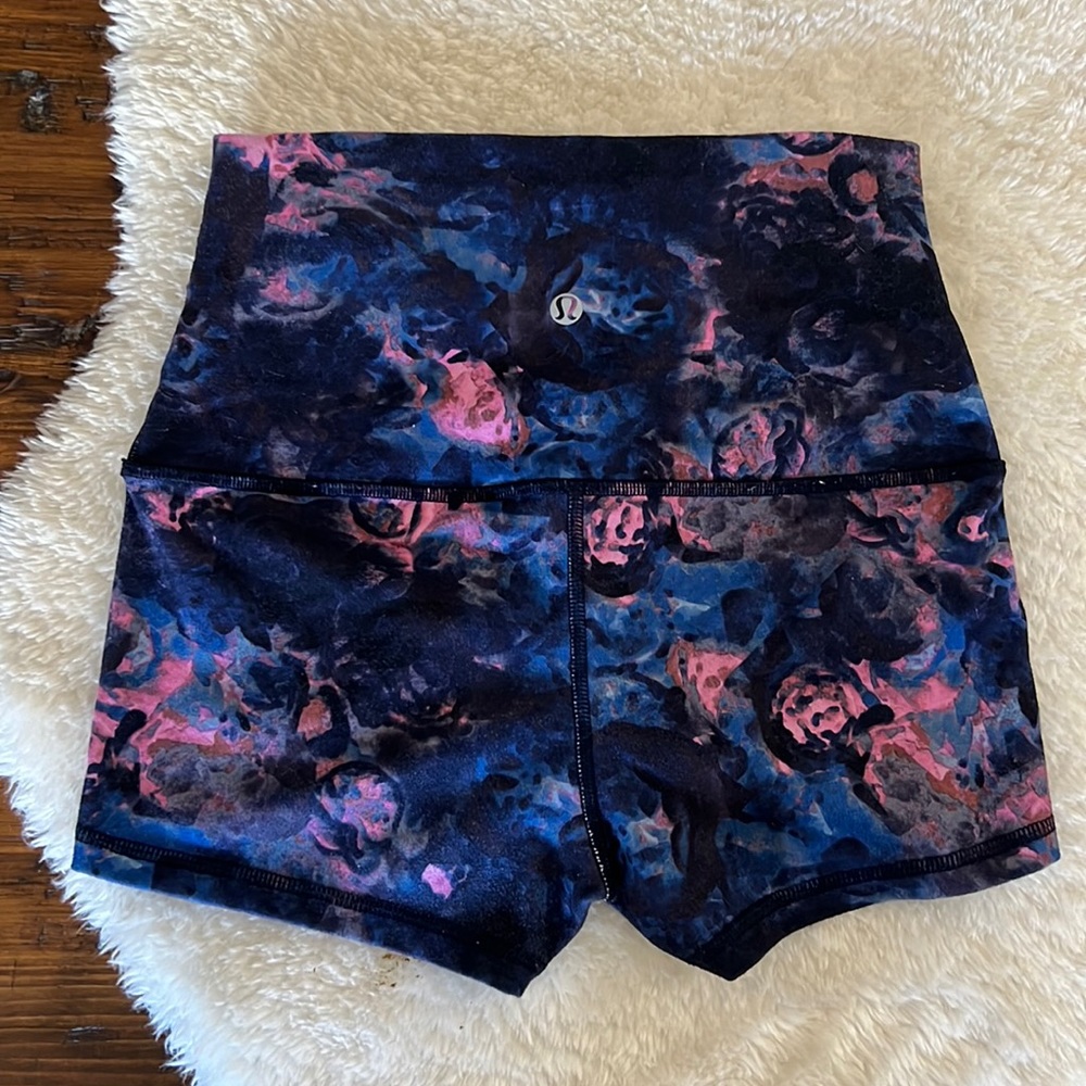Lululemon women’s shorts size 4 - patterned yoga high waisted  shorts